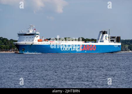 Transporteur DE COULEUR de vaisseau ro-ro Color Line dans le fjord de Kiel Banque D'Images