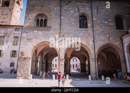 Le Palazzo della Ragione est un bâtiment historique de la ville de Bergame datant du 12th siècle qui sépare la piazza Vecchia de la piazza del du Banque D'Images