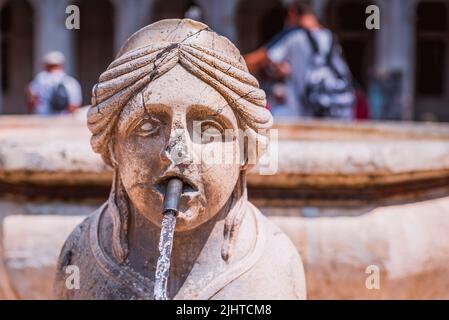 Détail de la fontaine : le Sphinx. La fontaine Contarini, en marbre de Zandobbio, est située sur la Piazza Vecchia - place ancienne. Città Alta - haute ville Banque D'Images