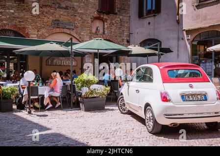 Fiat 500 garée à côté du Ristorante Pizzeria Da Franco. Città Alta - haute ville. Bergame, Lombardie, Italie, Europe Banque D'Images