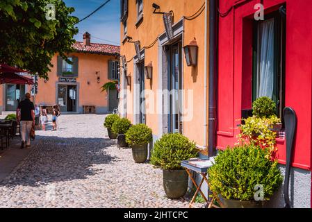 Maisons colorées sur la rue pavée de saint-Vigile - S. Vigilio. Città Alta - haute ville. Bergame, Lombardie, Italie, Europe Banque D'Images