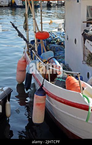 SARANDA, ALBANIE - 10 SEPTEMBRE 2021 bateau de pêche et mer Ionienne bleu profond Banque D'Images