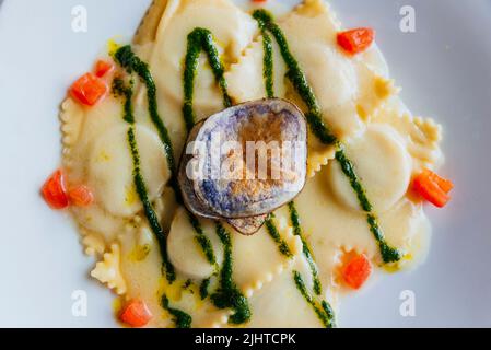 Cuisine italienne traditionnelle. Raviolis de branzino. Bergame, Lombardie, Italie, Europe Banque D'Images