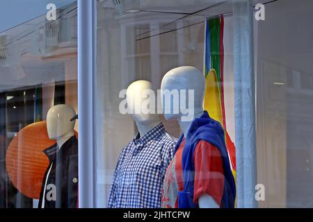 SIDMOUTH, DEVON, Royaume-Uni - 21 MARS 2017 mannequin sans visage dans une fenêtre de magasin Banque D'Images