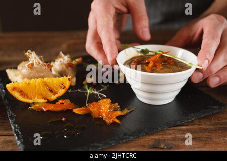 Art culinaire de servir des hors-d'œuvre dans le restaurant Banque D'Images