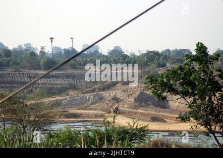 THONBURI, BANGKOK, THAÏLANDE - 16 MARS 2018 chemin de fer et train de Thonburi (alias Bangkok Noi) à Kanchanaburi sur un bleu clair tôt le matin (26) Banque D'Images