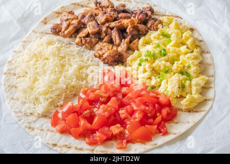 Taco avec poulet chipotle, tomate, fromage et œufs Banque D'Images