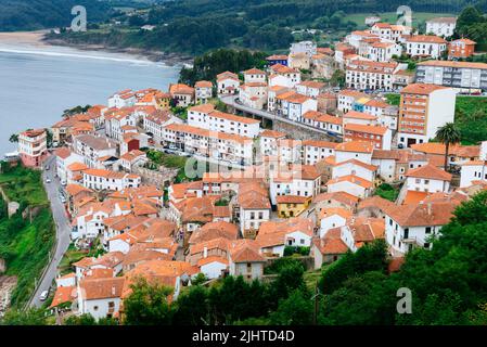 Lastres, en Asturien et officiellement nommé Llastres, est l'une des 13 paroisses, divisions administratives, dans la municipalité de Colunga, dans la province Banque D'Images
