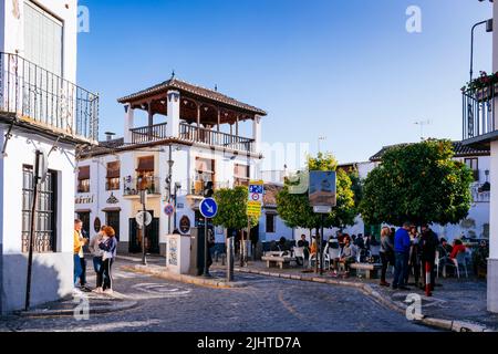 La Plazuela de los Carniceros. L'Albaicín, connu historiquement sous le nom d'Albayzín, est un quartier de Grenade. Il conserve les rues étroites et sinueuses o Banque D'Images