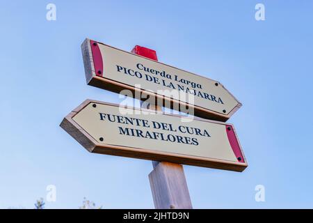 Panneau de signalisation. La Cuerda Larga est l'une des principales branches de montagne de la Sierra de Guadarrama. Cette ligne de montagne s'étend de l'ouest-sud-ouest à l'est-no Banque D'Images