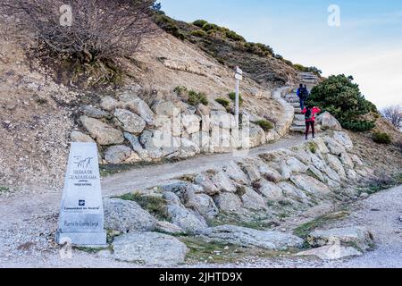 Randonneurs au début de la route de la Cuerda Larga. Comunidad de Madrid, Espagne, Europe Banque D'Images