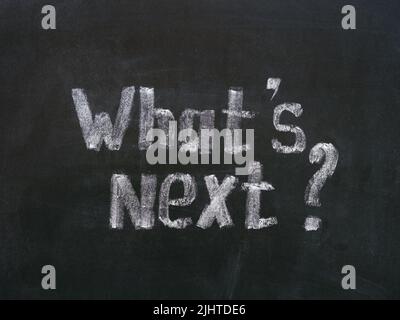 Phrase Qu'est-ce qui est ensuite ? écrit par une craie sur un tableau noir Banque D'Images