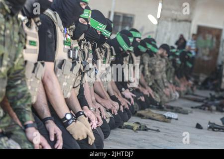 Gaza, Territoires palestiniens. 20th juillet 2022. Les membres des Brigades Izz ad-DIN al-Qassam, l'aile militaire du mouvement islamiste palestinien du Hamas dans la bande de Gaza, prient avant un défilé militaire. Credit: Mohammed Talatene/dpa/Alay Live News Banque D'Images