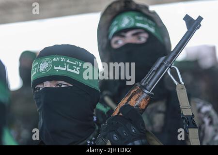 Gaza, Territoires palestiniens. 20th juillet 2022. Des membres des Brigades Izz ad-DIN al-Qassam, l'aile militaire du mouvement islamiste palestinien du Hamas dans la bande de Gaza, participent à un défilé militaire. Credit: Mohammed Talatene/dpa/Alay Live News Banque D'Images