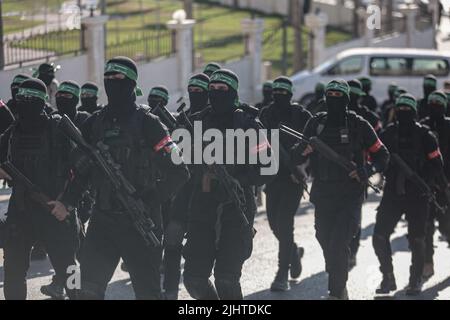 Gaza, Territoires palestiniens. 20th juillet 2022. Des membres des Brigades Izz ad-DIN al-Qassam, l'aile militaire du mouvement islamiste palestinien du Hamas dans la bande de Gaza, participent à un défilé militaire. Credit: Mohammed Talatene/dpa/Alay Live News Banque D'Images