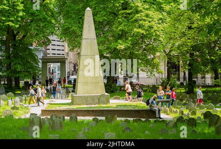 Boston ma, Etats-Unis, 16 mai 2022 : pierres tombales au sol de terriers, l'un des points de repère de la piste de la liberté de Boston Banque D'Images