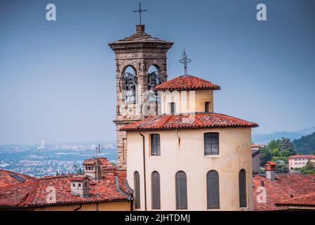 Vue de la Torre Civica, tour civique, toits de la ville haute et dôme et clocher de l'église de Santissimo Salvatore ou San Salvatore Or Banque D'Images