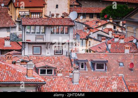 Toits rouges dans la haute ville - Città Alta. Bergame, Lombardie, Italie, Europe Banque D'Images