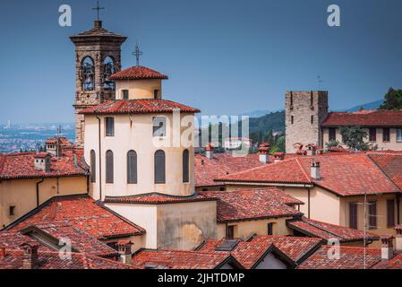 Vue de la Torre Civica, tour civique, toits de la ville haute et dôme et clocher de l'église de Santissimo Salvatore ou San Salvatore Or Banque D'Images