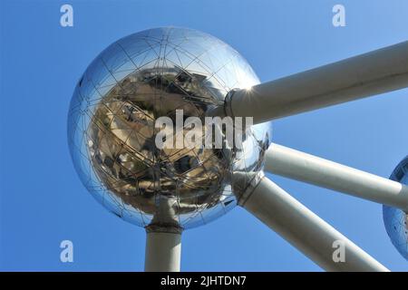 Vue d'une seule sphère de l'Atomium reflétant le sol sous un ciel clair ensoleillé jour de printemps (Bruxelles, Belgique). Un nouveau point de repère célèbre Banque D'Images