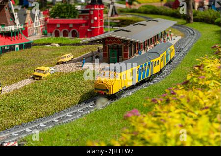 Billund, Danemark - 26 juin 2011 : modèle LEGO d'un train jaune à Legoland Billund. Banque D'Images