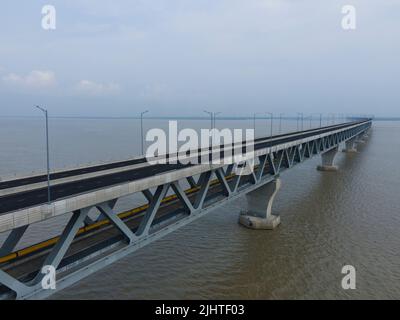 Vue aérienne du pont polyvalent Padma du Bangladesh Banque D'Images