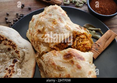 Rôti de poulet au curry ou salomie. Cuisine traditionnelle, un rôti de salomie rempli de curry Banque D'Images