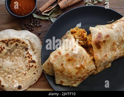 Rôti de poulet au curry ou salomie. Cuisine traditionnelle, un rôti de salomie rempli de curry Banque D'Images