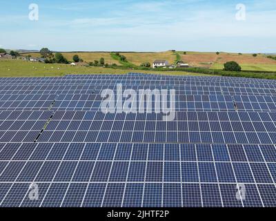 Pontypridd, pays de Galles - juillet 2022 : champ de panneaux solaires sur une ferme dans le sud du pays de Galles. Personne. Banque D'Images