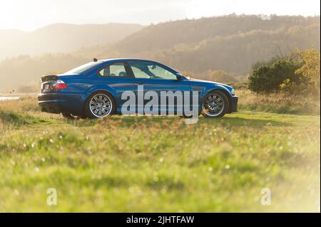 Lindesnes, Norvège - octobre 15 2011 : vue latérale d'une BMW bleue M3 E46 dans une lumière chaude au coucher du soleil. Banque D'Images