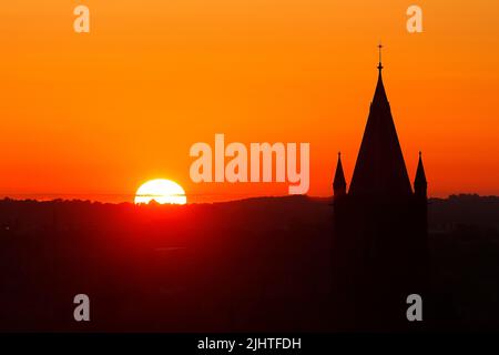 Lever de soleil derrière l'église St Bartholomews à Wortley, Leeds, West Yorkshire, Royaume-Uni Banque D'Images