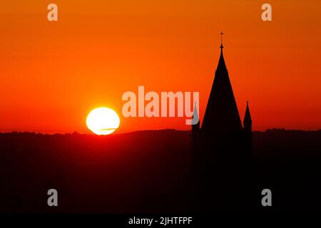 Lever de soleil derrière l'église St Bartholomews à Wortley, Leeds, West Yorkshire, Royaume-Uni Banque D'Images