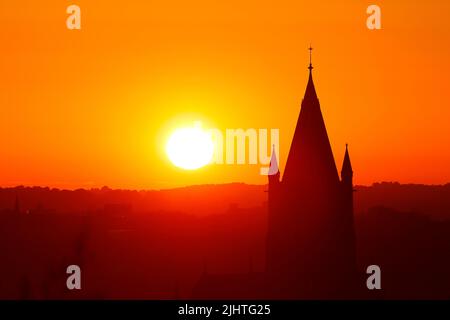 Lever de soleil derrière l'église St Bartholomews à Wortley, Leeds, West Yorkshire, Royaume-Uni Banque D'Images