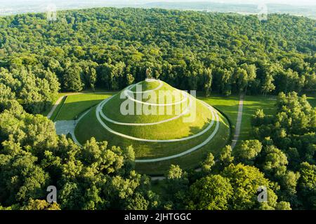 Vue aérienne de la célèbre Mound de Pilsudski par une belle journée d'été, un monticule artificiel situé dans la partie ouest de Cracovie, sur les hauteurs de Sowiniec. Banque D'Images