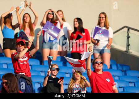 Brighton, Royaume-Uni. 20th juillet 2022, American Express Community Stadium, Brighton, Sussex, Angleterre: Football européen international pour femmes, quart de finale, Angleterre contre Espagne: Les fans anglais se préparer pour le match crédit: Action plus Sports Images/Alamy Live News Banque D'Images