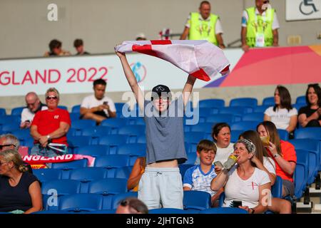 Brighton, Royaume-Uni. 20th juillet 2022, American Express Community Stadium, Brighton, Sussex, Angleterre: Football européen international féminin, quart de finale, Angleterre contre Espagne: Fans anglais avec drapeau national crédit: Action plus Sports Images/Alay Live News Banque D'Images