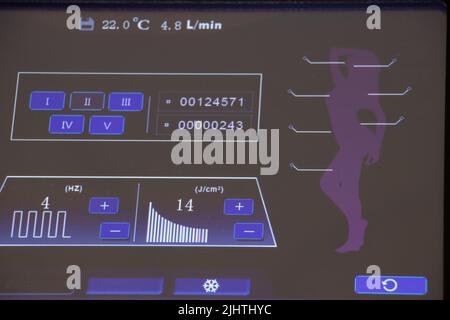 Appareil pour l'épilation en russe, réglages de l'écran de l'appareil d'épilation au laser dans le bureau de cosmitologie Banque D'Images