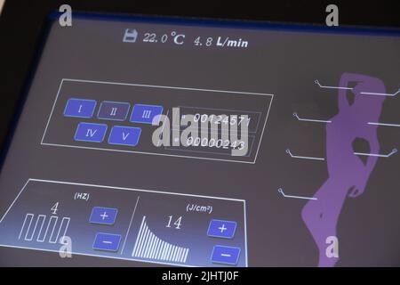 Appareil pour l'épilation en russe, réglages de l'écran de l'appareil d'épilation au laser dans le bureau de cosmitologie Banque D'Images