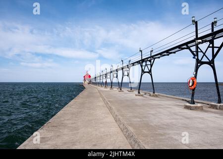 Paysage du phare de Grand Haven, jetée, et passerelle, lac Michigan, Michigan, ÉTATS-UNIS Banque D'Images