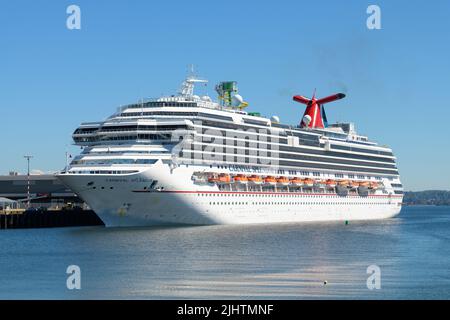 Seattle - 19 juillet 2022 ; bateau de croisière Carnival Splendor à l'embarcadère 91 de Seattle avec la fumée de l'entonnoir alors qu'il se prépare à partir pour une croisière en Alaska Banque D'Images