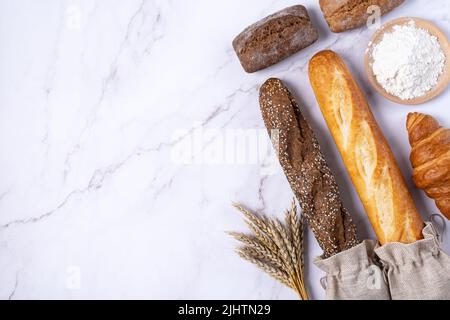 Boulangerie - divers types de pain. Petits pains, baguette, croissant et farine Banque D'Images