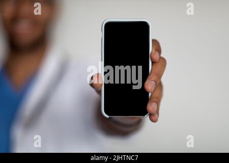 Nouveau téléphone cellulaire avec écran vide dans la main du médecin Banque D'Images