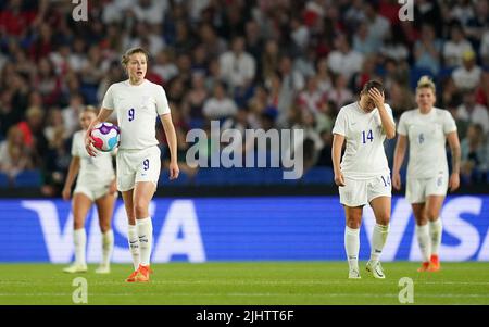 Ellen White (à gauche) et Fran Kirby, en Angleterre, semblent découragés après que l'Esther Gonzalez, en Espagne, ait inscrit le premier but lors du match de finale du quart Euro 2022 des femmes de l'UEFA au stade communautaire Brighton & Hove. Date de la photo: Mercredi 20 juillet 2022. Banque D'Images