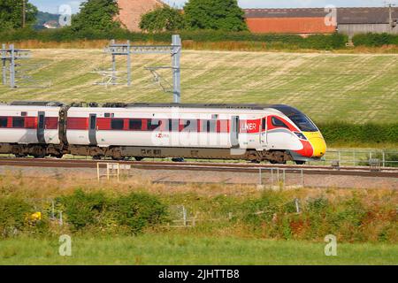 Un train Azuma de classe 800 de British Rail exploité par London North East Railway vu ici en passant par Colton Junction près de York, North Yorkshire, Royaume-Uni Banque D'Images