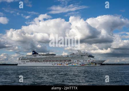 The Norwegian Star on Southampton Water, Hampshire, Angleterre, Royaume-Uni. Banque D'Images