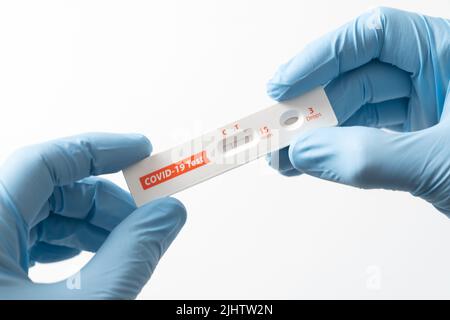 Main montre des résultats négatifs sur le kit de test rapide d'antigène pour Covid-19. Banque D'Images