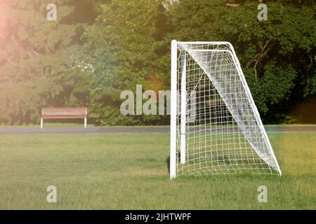 Objectif de football. Vue sur le net sur un terrain de football vide. But de football sur le terrain de football sur le côté. Banque D'Images