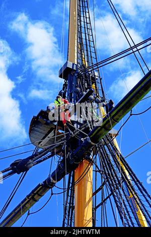 HMS Trincomalee il est maintenant de plus de 200 ans construit en 1817 à Bombay et maintenant afloat dans le quai à Hartlepool Une truche en haut travaillant sur le longeron de gréement Banque D'Images