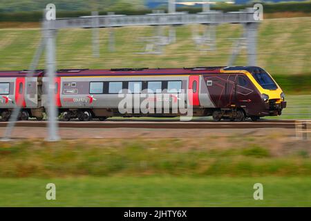 Un train inclinable de classe 221 de British Rail vu ici, traversant Colton Junction près de York, North Yorkshire, Royaume-Uni Banque D'Images