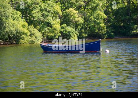 Bateau à rames sur Ullswater dans le parc national du Lake District Banque D'Images